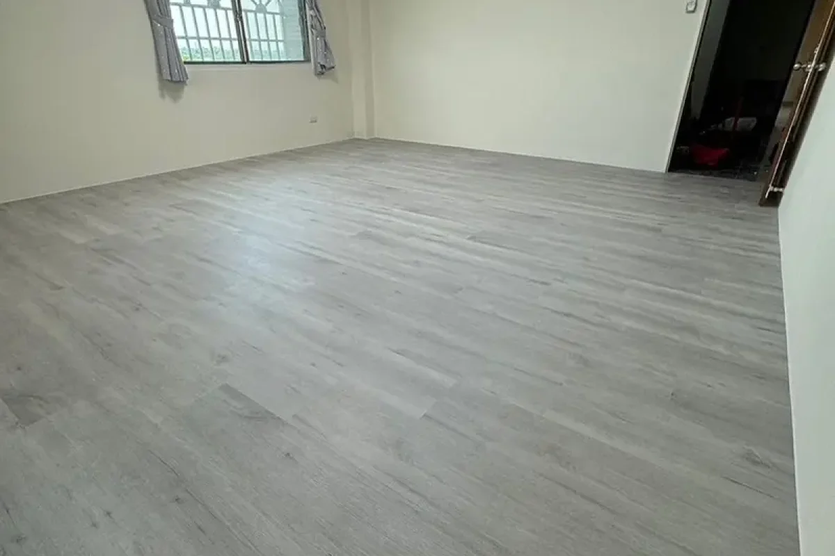 萍菲工程-台北石塑地板-台北地板-台北窗簾安裝-台北貼壁紙-桃園石塑地板-桃園塑膠地板_241113_明星主打_西湖龍井_04